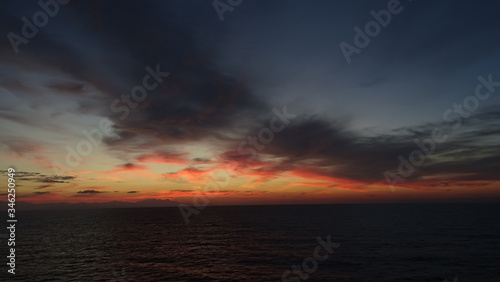 verfärbert Wolkenhimmel vor Sardinien