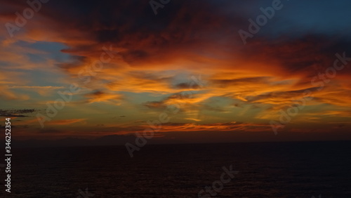 Bunte Wolken vor Sardinien © Leister