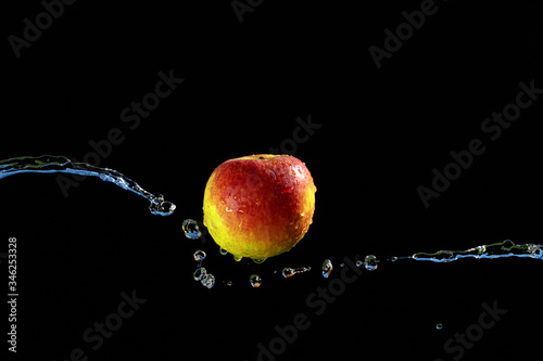 Apfel mit Wasserspritzer