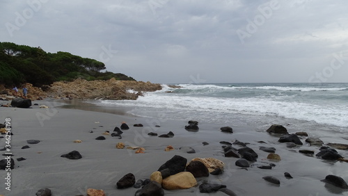 Steinansammlung am Strand von Sardinien