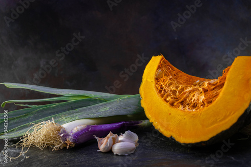 tabla de madera con verduras ajo zapallo cebolla de verdeo puerro photo