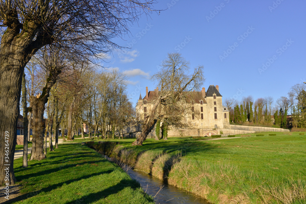 Château de Vendeuvre-sur-Barse (10140) au fond du jardin,  département de l'Aube en région Grand-Est, France