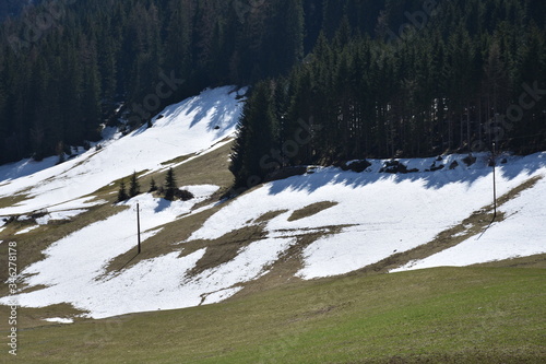 Osttirol, Villgraten, Innervillgraten, Villgratental, Lienz, Pustertal, Lahnberg, Hochberg, Bauernhof, Bergbauernhof, Landwirtschaft, Alm, Wiese, Hang, Futterweide, Berg, Tal, Straße, Landstraße, Wald photo