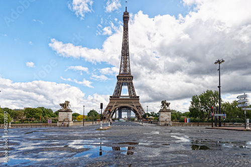 Tour Eiffel depuis la route sans aucun trafic automobile.