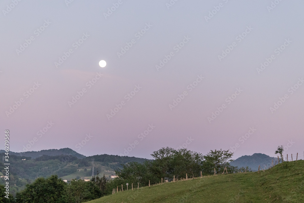Fototapeta premium Paisajes con la luna de fondo
