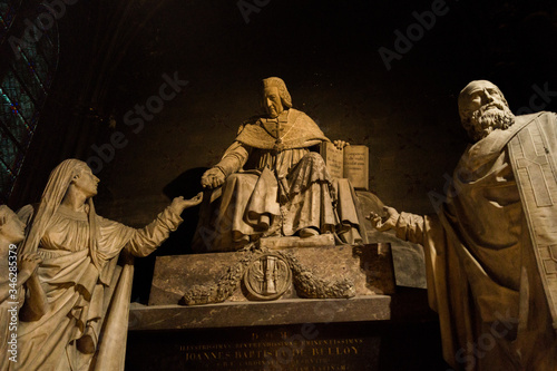 statue in Notre Dame de Paris