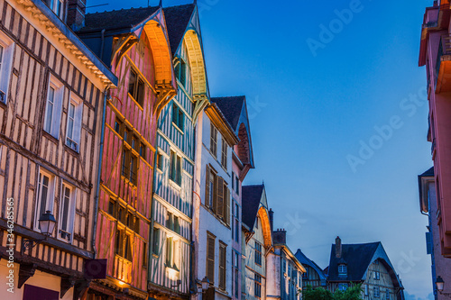 Obraz na płótnie Old architecture of Troyes at night w salonie