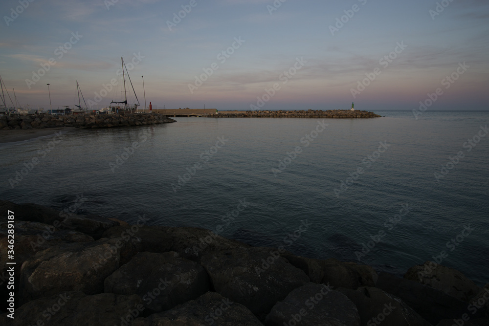 Fotografía Tomada en el espigón del Puerto de Sagunto. Se muestra un paisaje marinero en el cual aparece el espigón el mar y parte de puerto marítimo. Fotografía Tomada en el espigón del Puerto de Sagunto. Se muestra un paisaje marinero en el cual aparece el espigón el mar y parte de puerto marítimo.