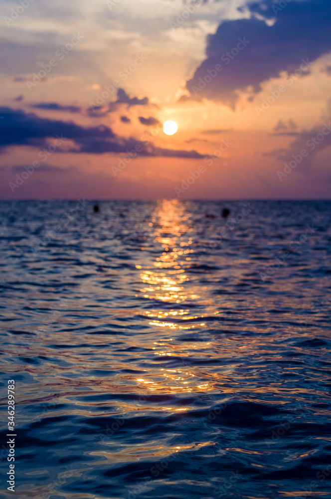 Obraz premium Amazing sea sunset, the sun, waves, clouds