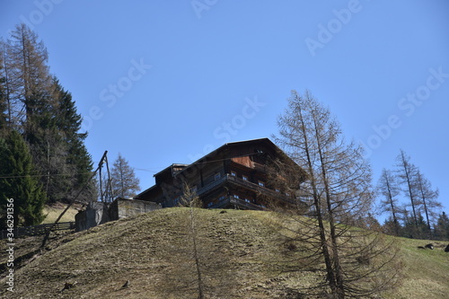 Osttirol, Villgraten, Innervillgraten, Villgratental, Lienz, Pustertal, Arntal, Bauernhof, Bergbauernhof, Landwirtschaft, Alm, Wiese, Hang, Futterweide, Berg, Tal, Straße, Stromleitung, Mast, Holzmast photo