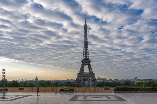 Paris, France - 05 06 2020: View of the Eiffel Tower from the Trocadero esplanade during the coronavirus period © Franck Legros