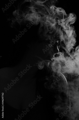 Mujer humo vapeador  sesión estudio