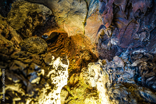 溶岩樹型洞窟探索 © kanzilyou