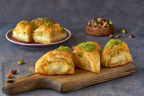 Canvas Print Sweets arabic dessert kunefe, kunafa, kadayif with pistachio and cheese
