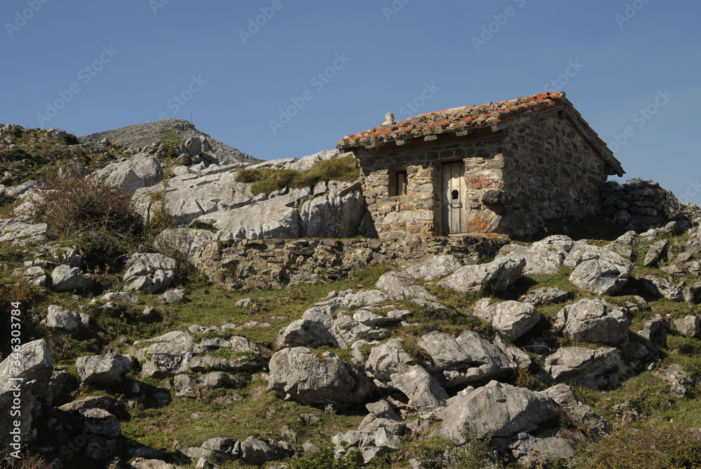 cabaña piedra en la montaña