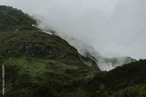Obraz na płótnie morning fog in mountains w salonie