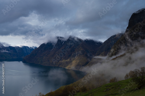 Widok na Aurlandsfjord z punktu widokowego Stegastein