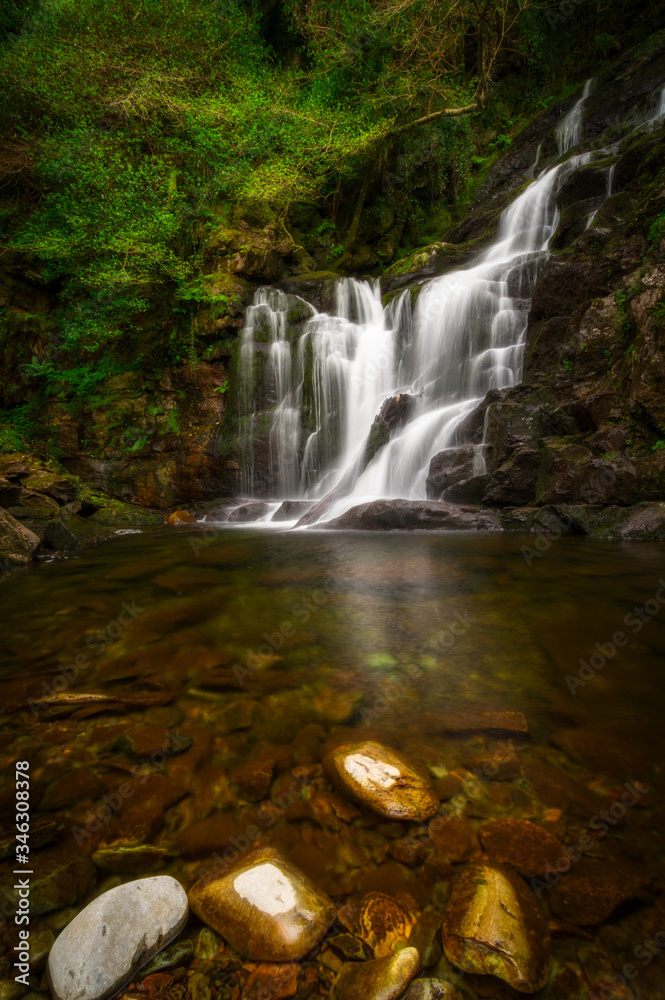 Obraz premium Beautiful Torc waterfall in Killarney National Park, Ireland