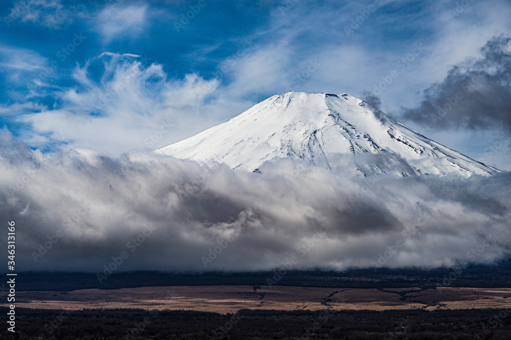 富士山と雄大な空（山中湖から撮影）