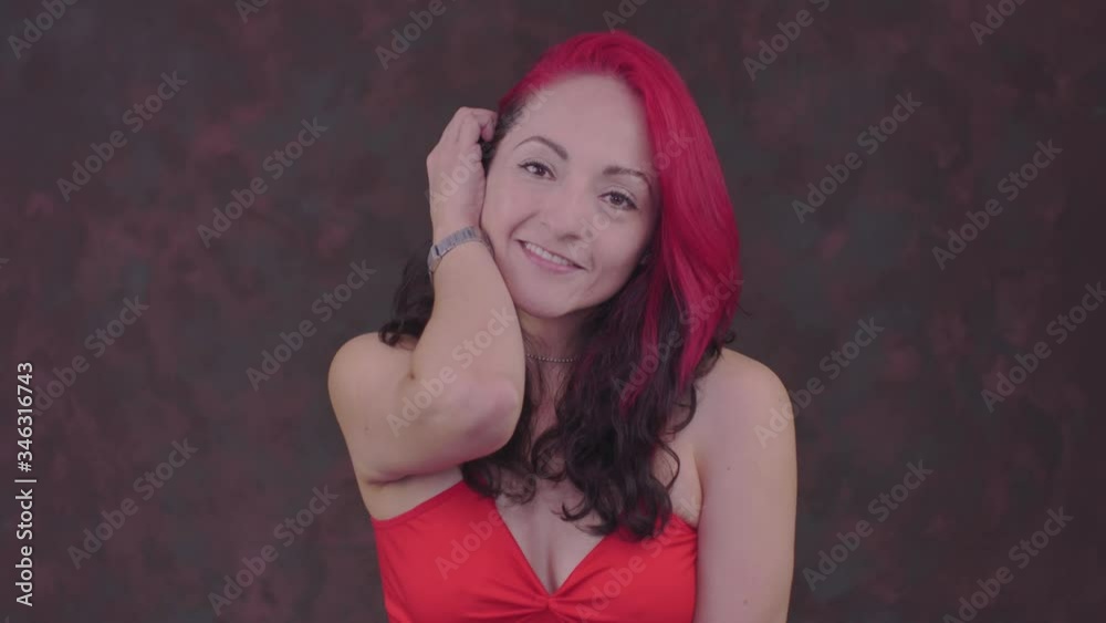 chica hermosa haciendo gestos, mujer de pelo color rojo , gestos , mujer de hermosa sonrisa, sonriendo hacia la cámara