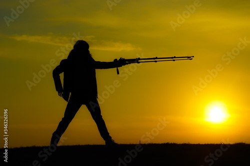 夕暮れの丘で戦う男性のイメージ
