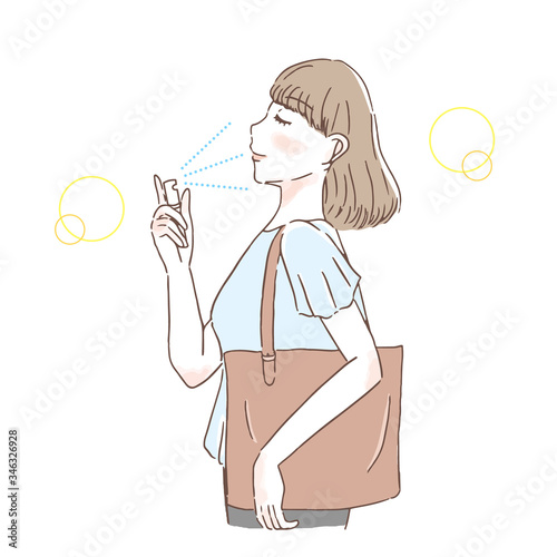 スプレーをかける女性