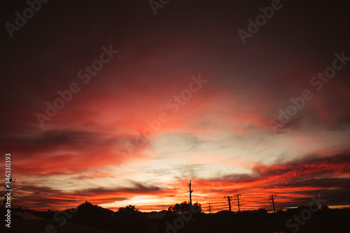 Obraz na płótnie Beautiful Red Sunset Sky Over Town Houses w salonie