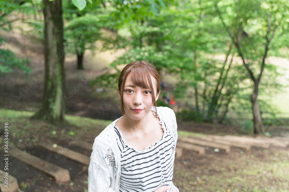 ポートレート 若い女性 新緑の公園
ポートレート 若い女性 新緑の公園