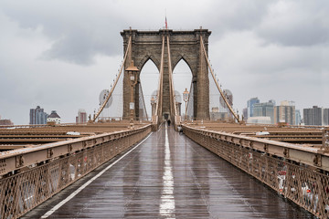 Fotobehang Brooklyn Bridge Regenachtige dag op Brooklyn Bridge  © tanya