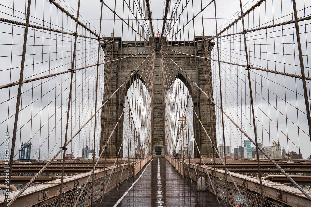 Fototapeta premium Most Brookliński. Widok na most deszczowy Brooklyn. Most Brookliński z bliska widok. Deszczowy dzień na Brooklyn Bridge.