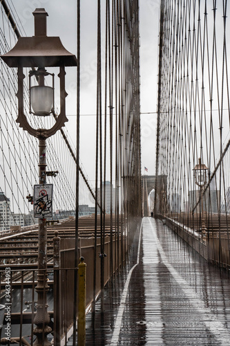 Fototapeta Most Brookliński  miedzy-linami-mostu
