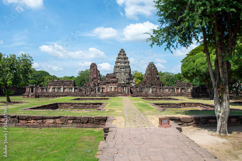 Phimai Historical Park,Phimai built according to the traditional art of Khmer. Phimai Prasat Hin probably started to build during the reign of King Suryavarman 1, the16th century Buddhist tempes.