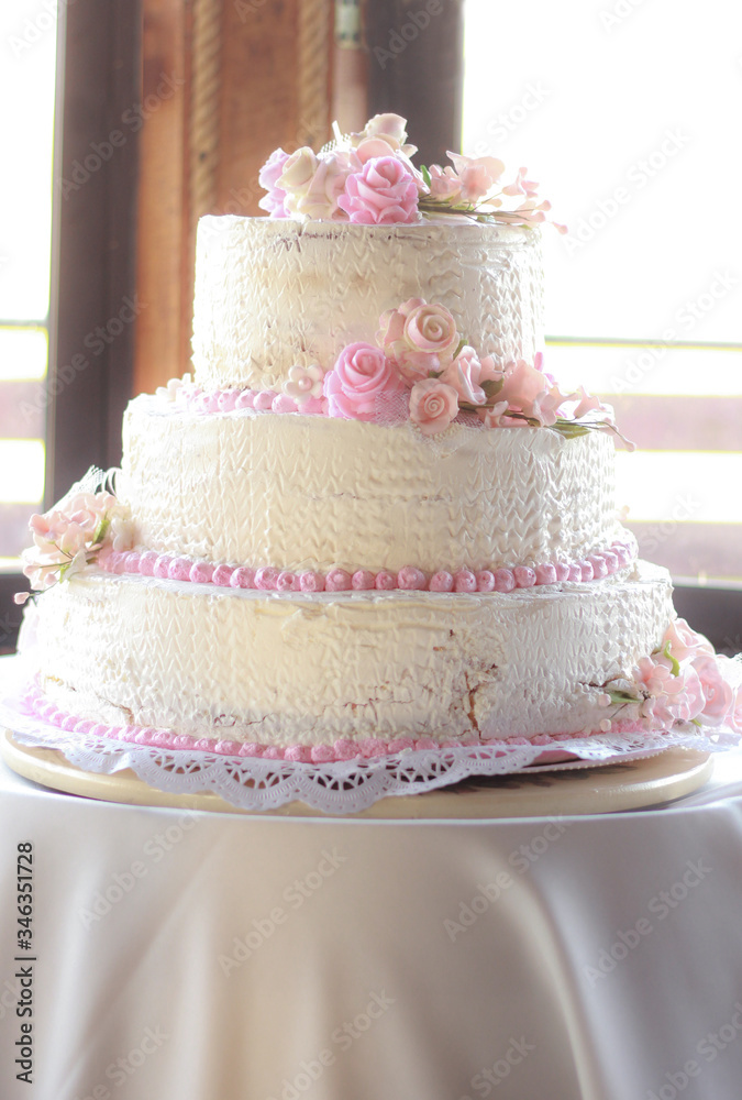 wedding cake with roses