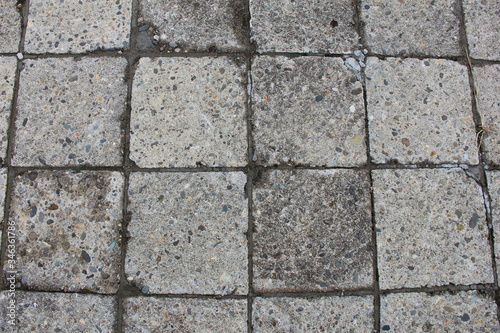 正方形の石材を並べた石畳