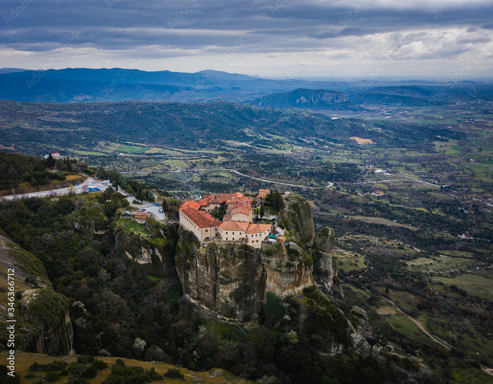 Obraz premium Mysterious hanging over rocks monasteries of Meteora, Greece