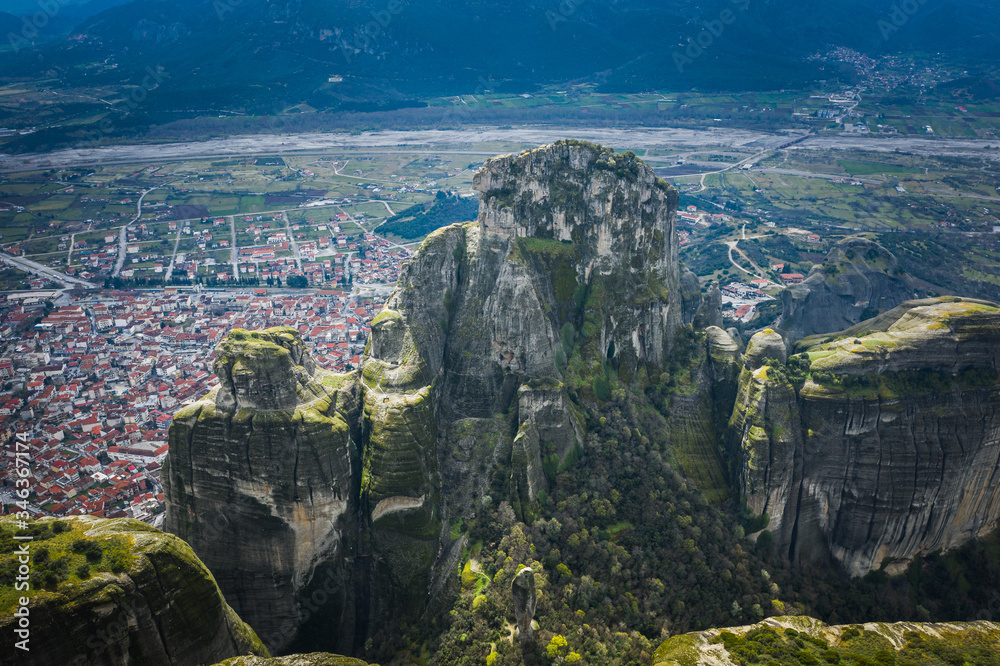 Fototapeta premium Monastery on a high steep rock, Meteora, Greece