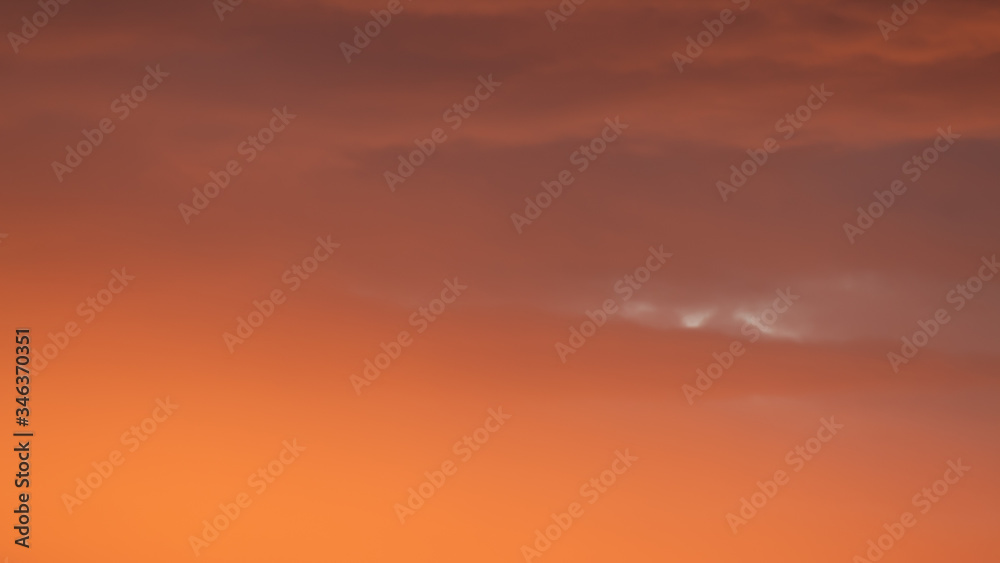  reflexo do sol gerando nuvens laranjas 