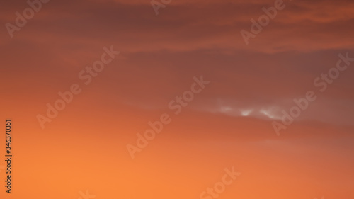  reflexo do sol gerando nuvens laranjas 