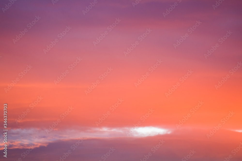 Pôr-do-sol gerando nuvens rosas 