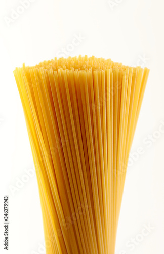 Concetto di cibo italiano. Spaghetti pasta isolati su fondo bianco. Avvicinamento.