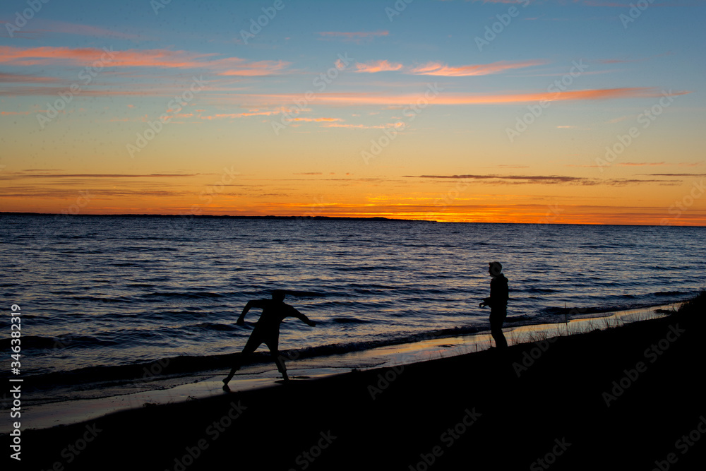 Fototapeta premium Skipping stones on the beach at sunset