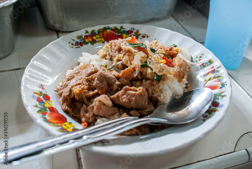 タイのローカルで定番の【おかず乗せごはん】
