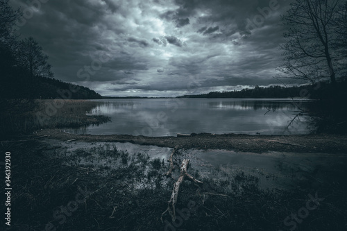 Brzeg jeziora Hańcza na tle zachmurzonego nieba