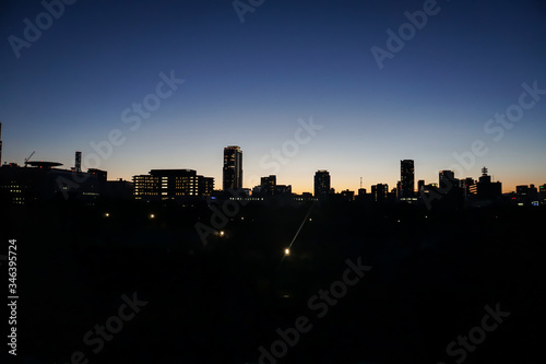 夕焼けに映るビルのシルエット　大阪の都市風景