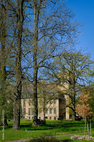 Versteckt hinter den Bäumen eines Landschaftsparks liegt das denkmalgeschützte ehemalige Herrenhaus "Schloss Börnicke"