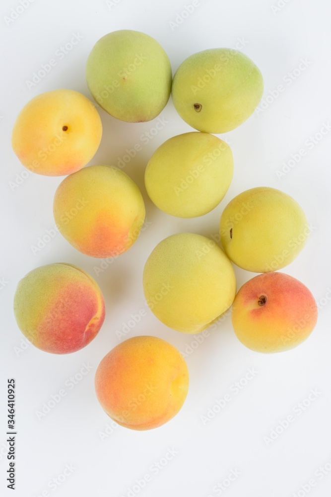 フレッシュな梅の実、白背景
