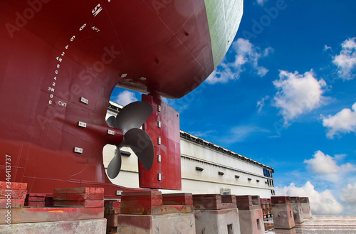Foto Detail stern and ship close up propeller, rudder red after maintenance already b