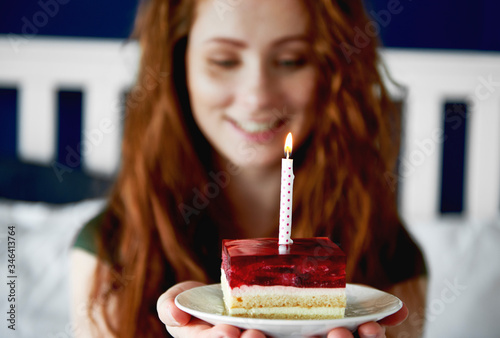 Foto Close up of woman with a piece of birthday cake