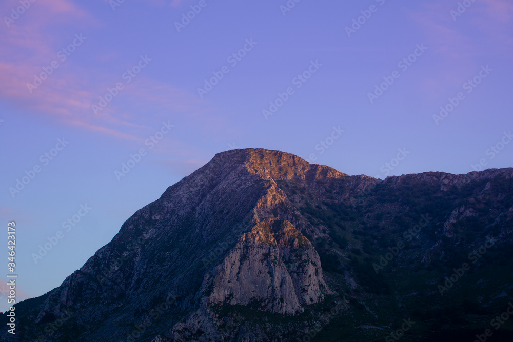 Obraz premium sunset in the basque mountains, Spain