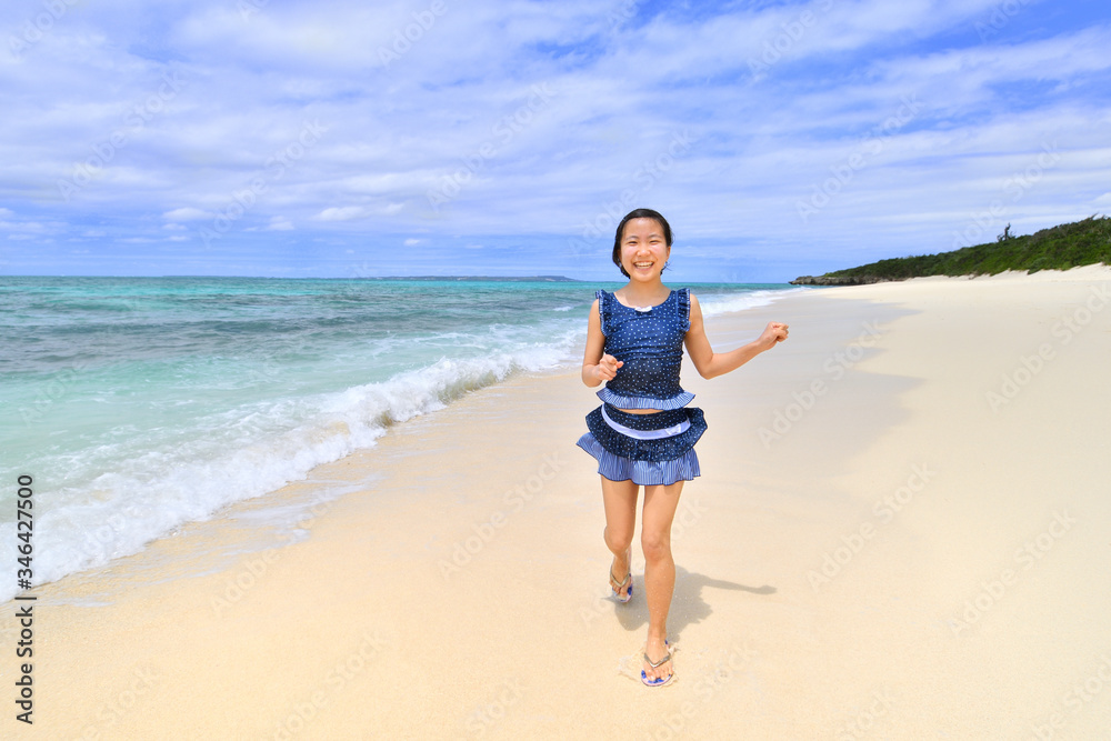 ビーチで走る女の子(沖縄　宮古島　長間浜)